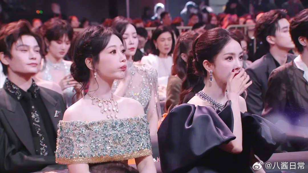 杨幂、杨紫微博之夜内场坐一起微博之夜内场