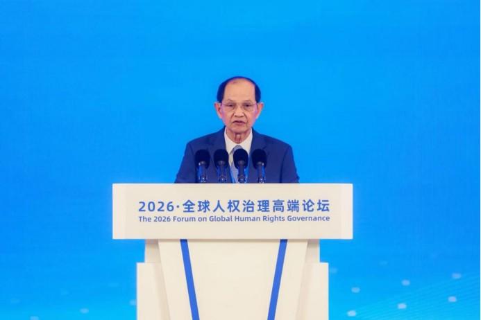 柬埔寨一位高级官员最近在北京的全球人权论坛上，把话挑明了：当今世界很乱，而中国给