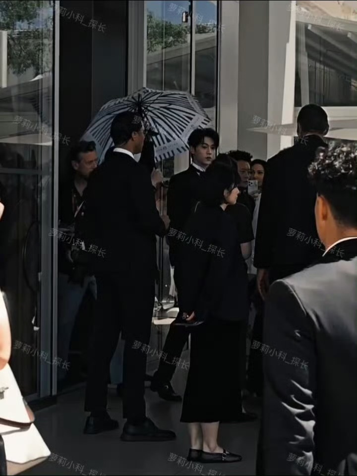 田栩宁戛纳正装出场，被簇拥的巨星感来了，暗调果然更耀眼啊！ 