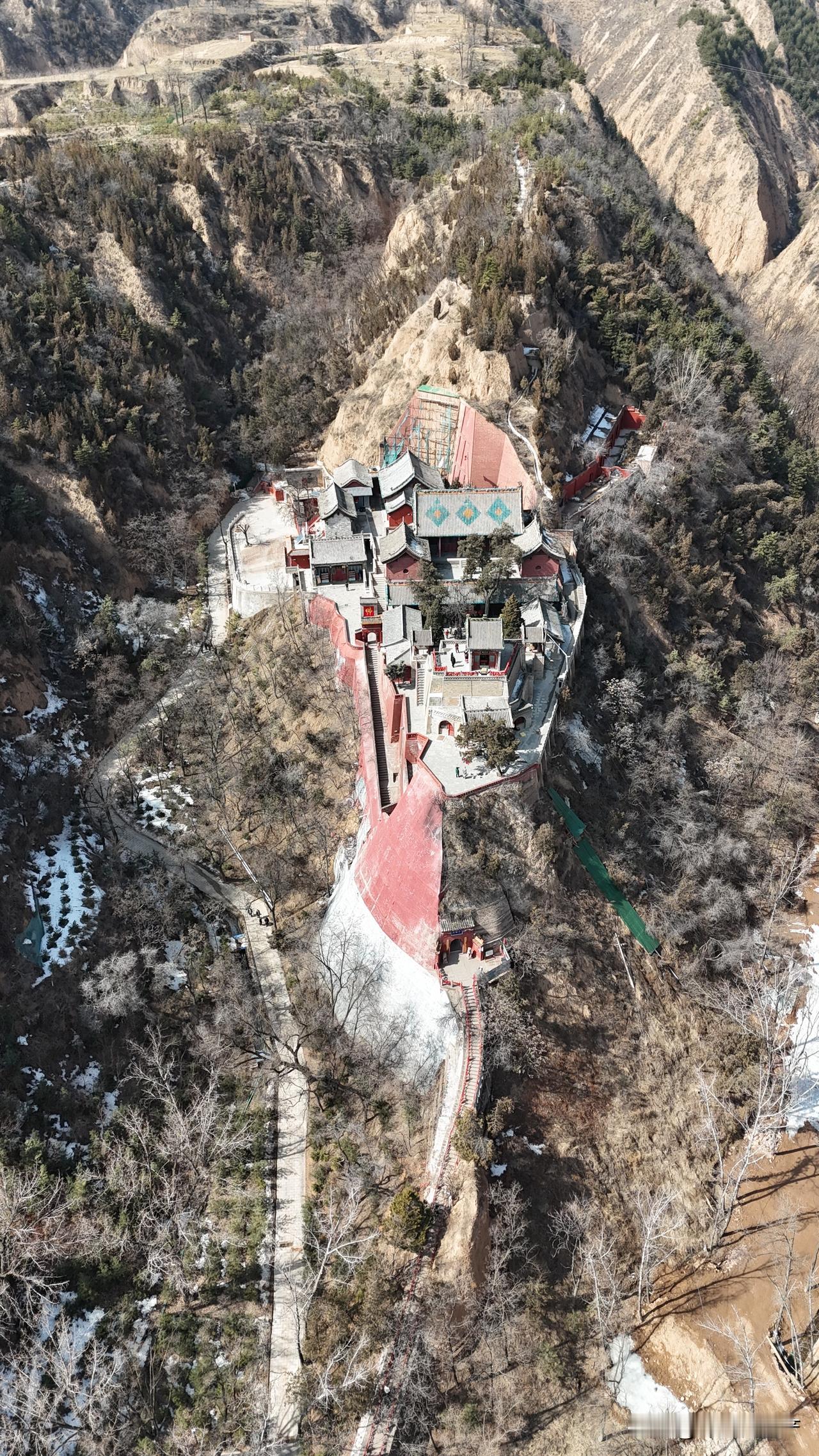 山西临汾隰县小西天，又名千佛庵，由明代东明禅师创建于明崇祯二年。初因大雄宝殿内有