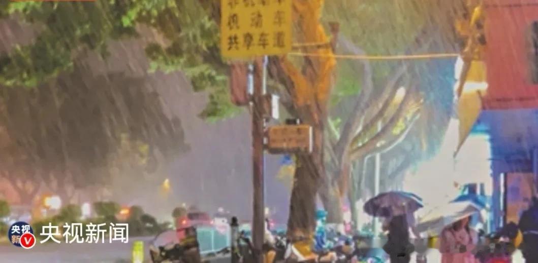 狂风咆哮！14级强台风“红霞”凌晨杀到惠州，广东71万人紧急大转移！

登陆了！