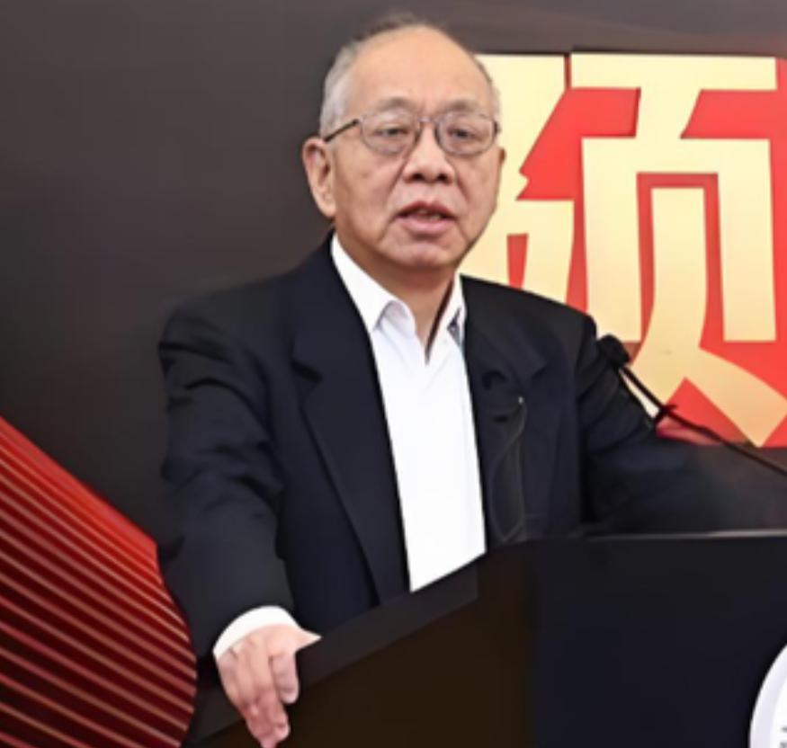 “遮羞布被扯掉了！”美籍华裔数学家丘成桐曾表示：中国的数学水平比美国落后了80多