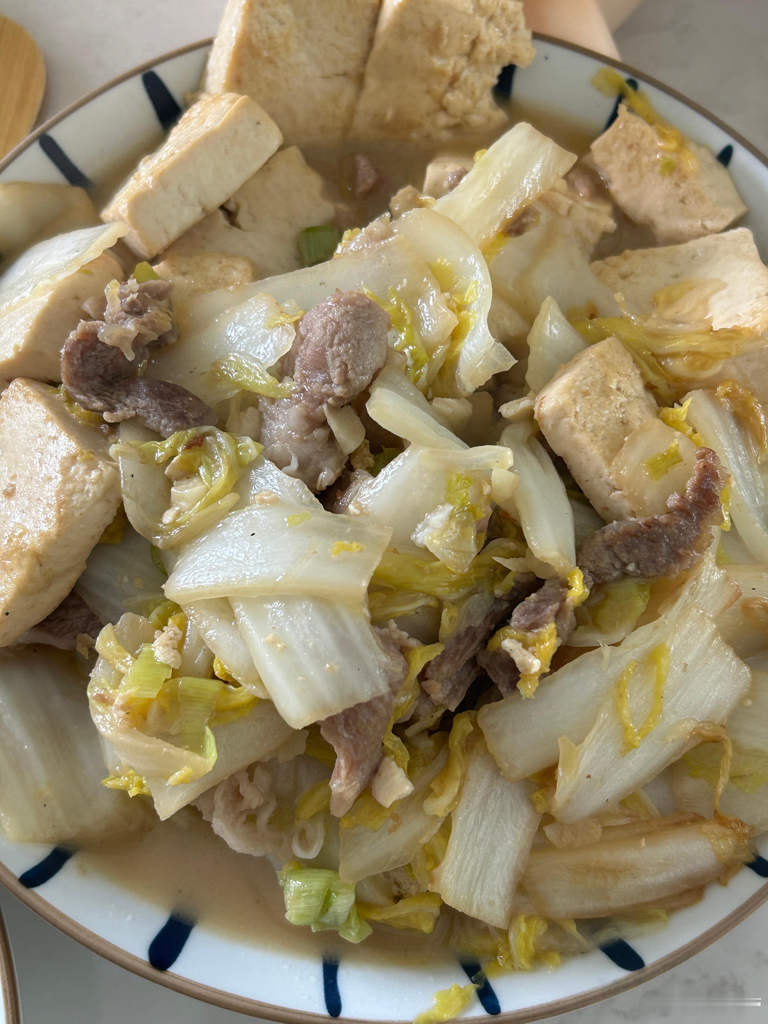 减肥第51天早餐：苹果鸡蛋饼午餐：炖白菜豆腐肉+米饭+葡萄+苏打饼干+糯米糍*2