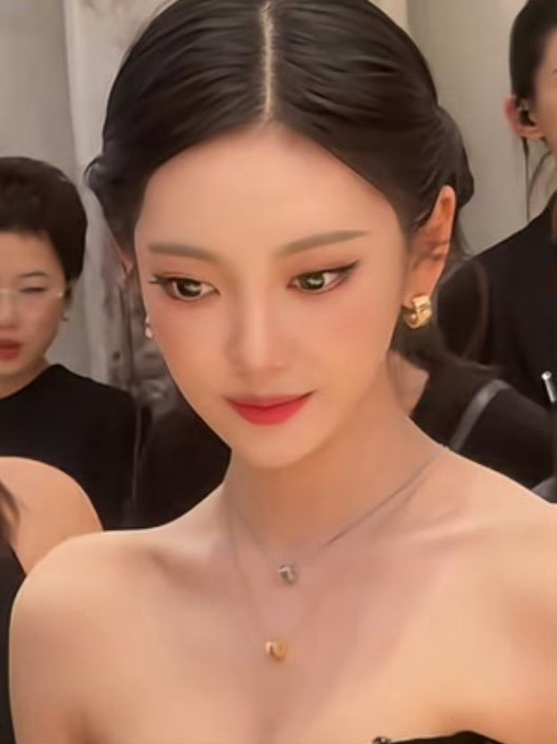 就像从画中走出来的画中人中式美人就是这样的细眉大眼、樱桃小嘴、肤如凝脂温婉知性 