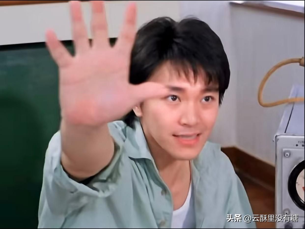 都说周星驰跑6了年龙套才成为巨星！细看他这段经历，可以分为两个阶段：

1⃣️最