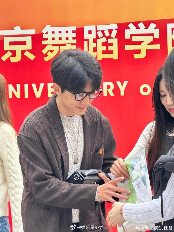 北舞偶遇张新成  张新成出席北舞建校纪念日  张新成被偶遇参加北舞建校纪念日，现