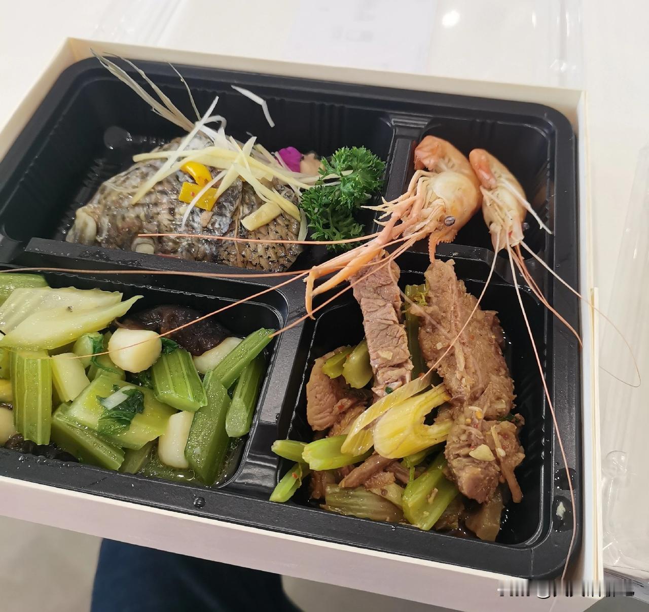 点了个外卖给小哥打了个差评，
原因是没把餐放在指定位置，
也许你认为我是在吹毛求