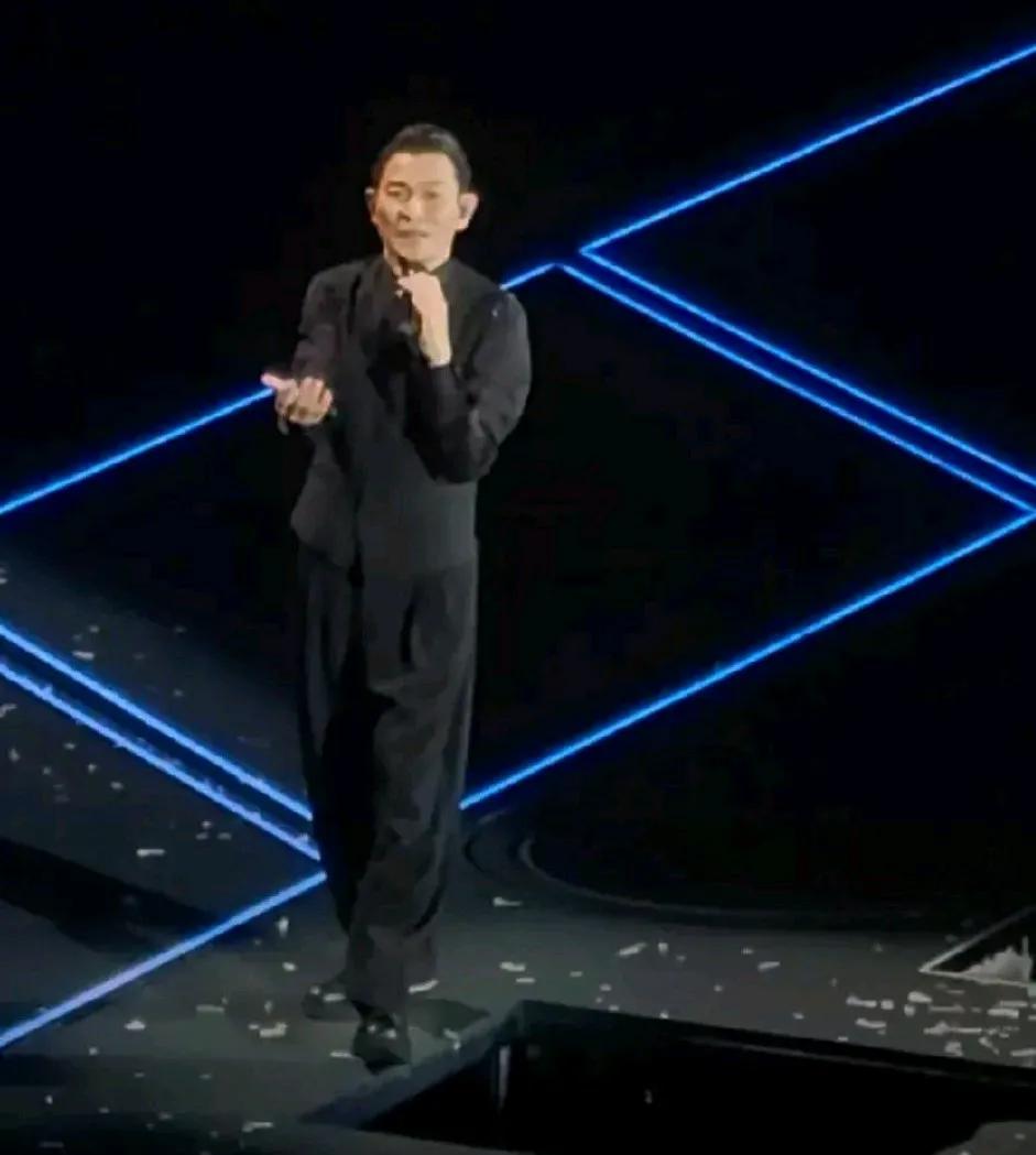 艾玛，你说刘德华这是为啥呢？哪危险就在那附近晃悠。
上回演唱会就差点掉下去。给观