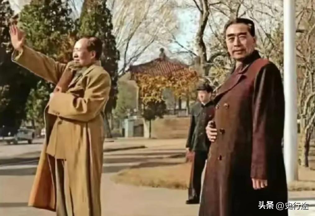 这才是毛主席和周总理的真实样貌，不是演员饰演的！照片中还有一位是谁？有人知道吗？