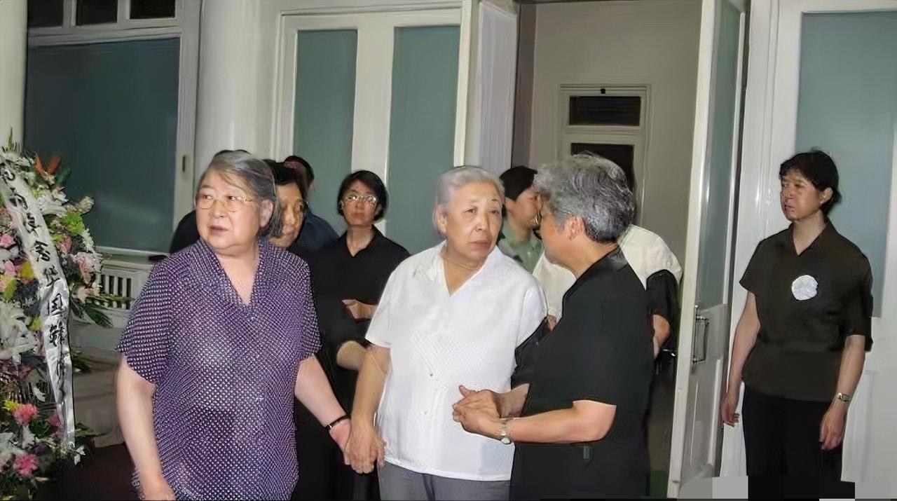 2008年8月20日，华国锋同志不幸逝世。第二天也就是8月21日，李敏、唐闻生专