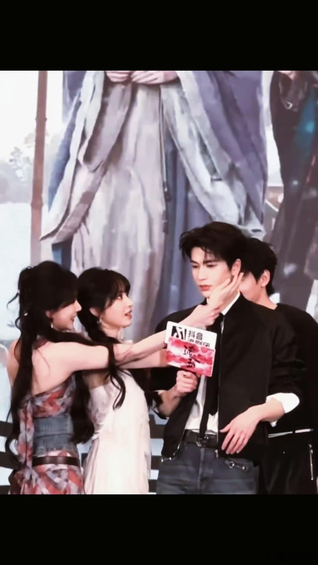 田曦薇孔雪儿同框好养眼这是什么颜值盛宴啊！《逐玉》追剧团田曦薇孔雪儿同框，甜妹和