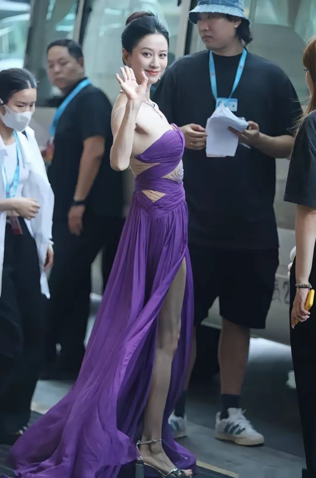 倪虹洁年龄到了，性感就成了违和。 