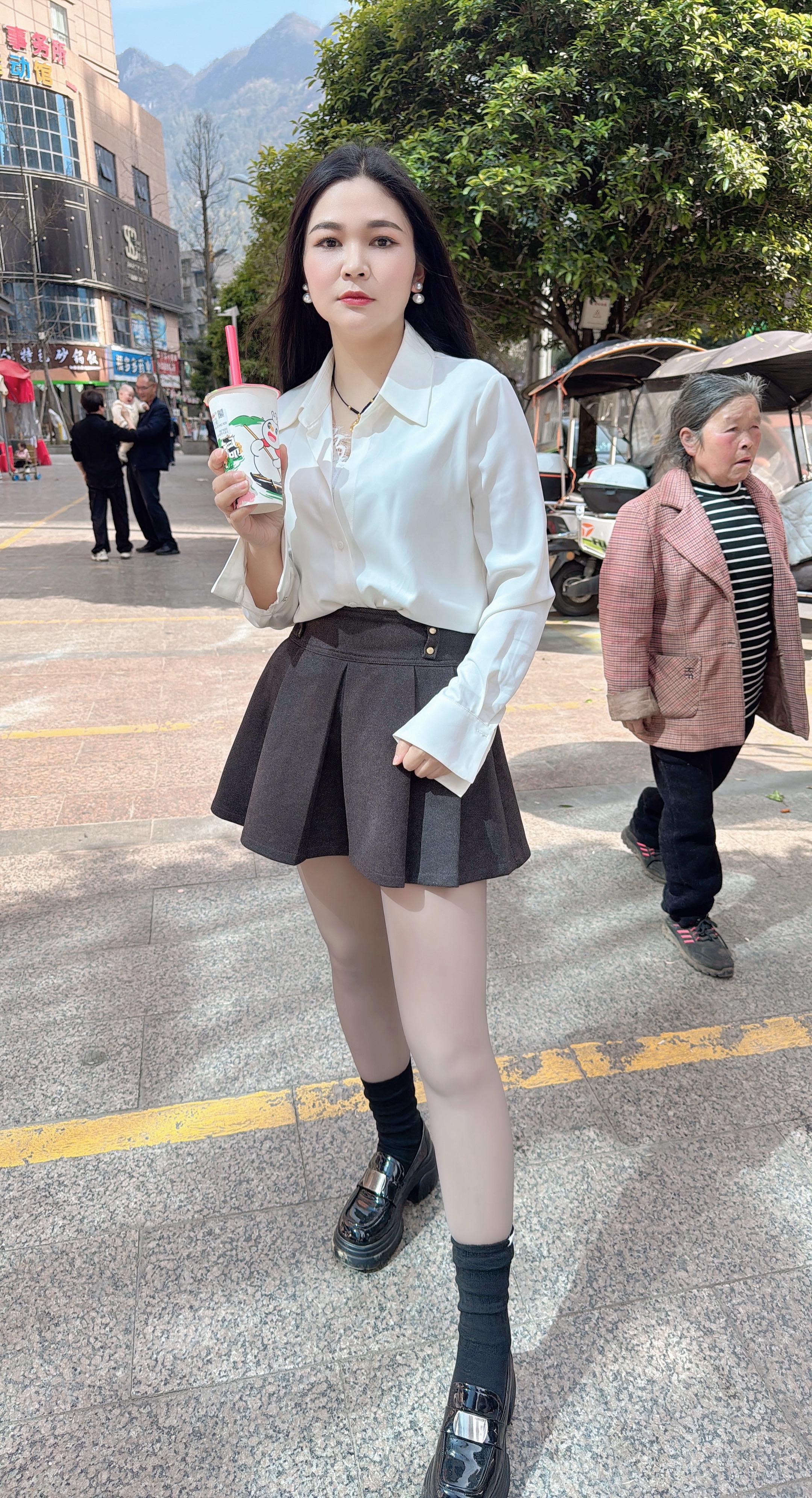 白色衬衫搭配短裙