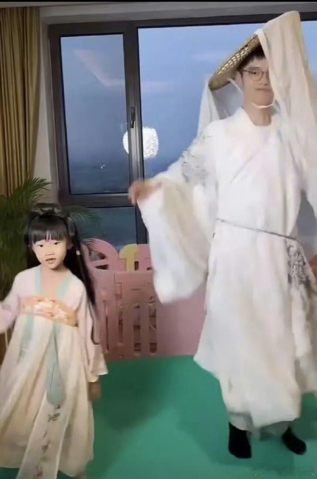 #麦琳承认自己有点道德绑架#人强烈的自卑会让你莫名变得非常无理取闹，感觉麦琳真的