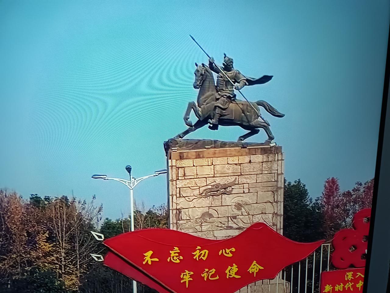 湖北当阳，知道这个雕像是谁吗？