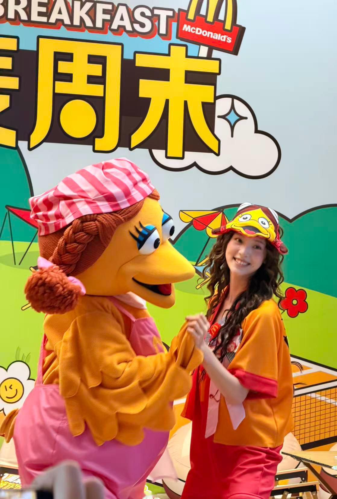 真把麦当劳当自己家了 笑晕了，欧阳娜娜李昊完全演我的周末状态！刚看到欧阳娜娜、李