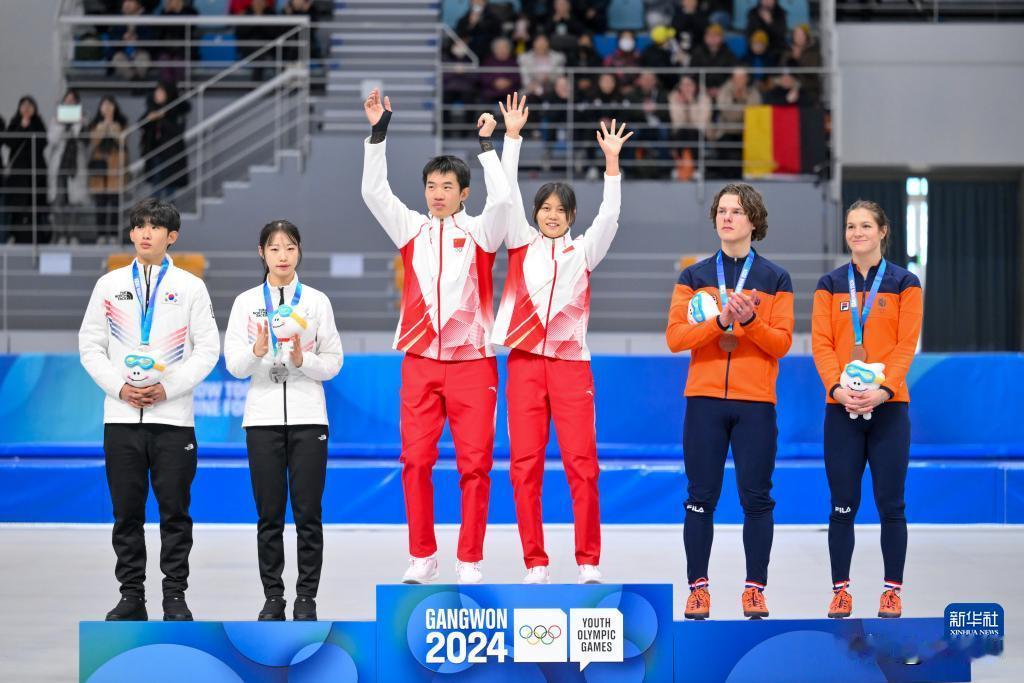 恭喜！中国队获得冠军
在韩国江陵举行的2024年江原道冬青奥会速度滑冰混合接力决