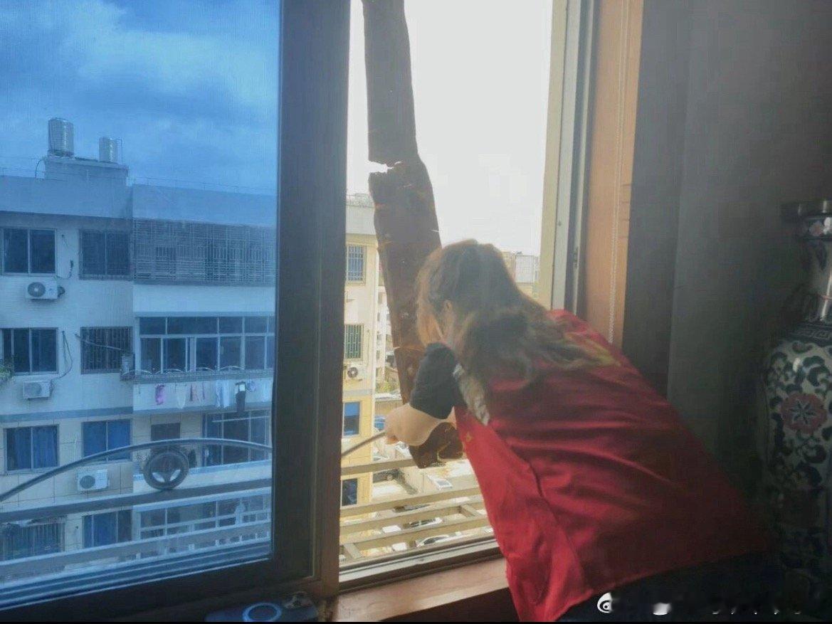 铁皮悬空台州志愿者高空排险守护群众安全高空悬险极速清零！路北街道连夜处置悬空铁皮