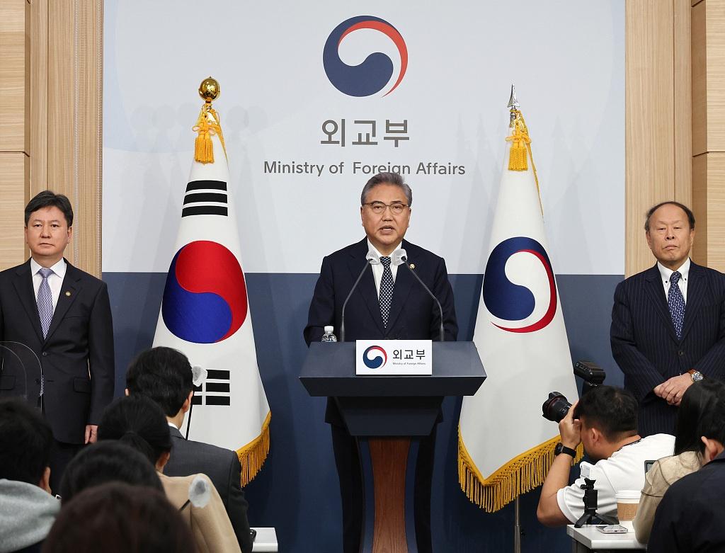 韩国政府近日再度向日本提出交涉，敦促日方正视二战时期强征半岛劳工的历史罪责，主动