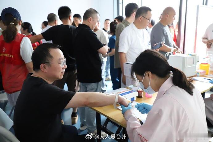 【热血担当暖初心台州150多人挽起袖子为生命保驾护航 】近日，台州椒江，献血车开