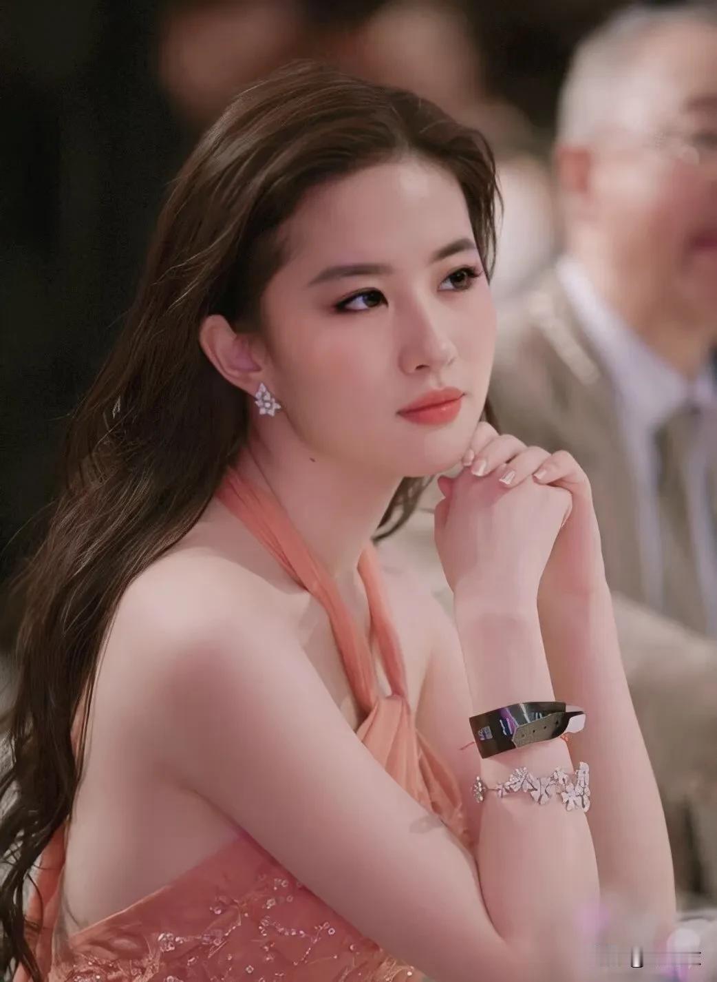 明星其实就是娱乐圈行业的 top销售  ！无论是自身的颜值演技都得是top才是你