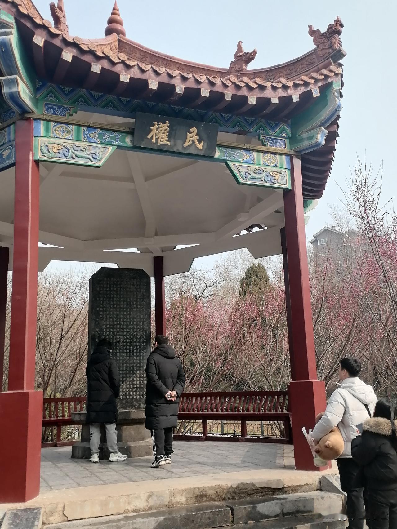 民权亭，一个承载着北伐历史的地方。站在民权亭前，仿佛能穿越时光，回到那战火纷飞的