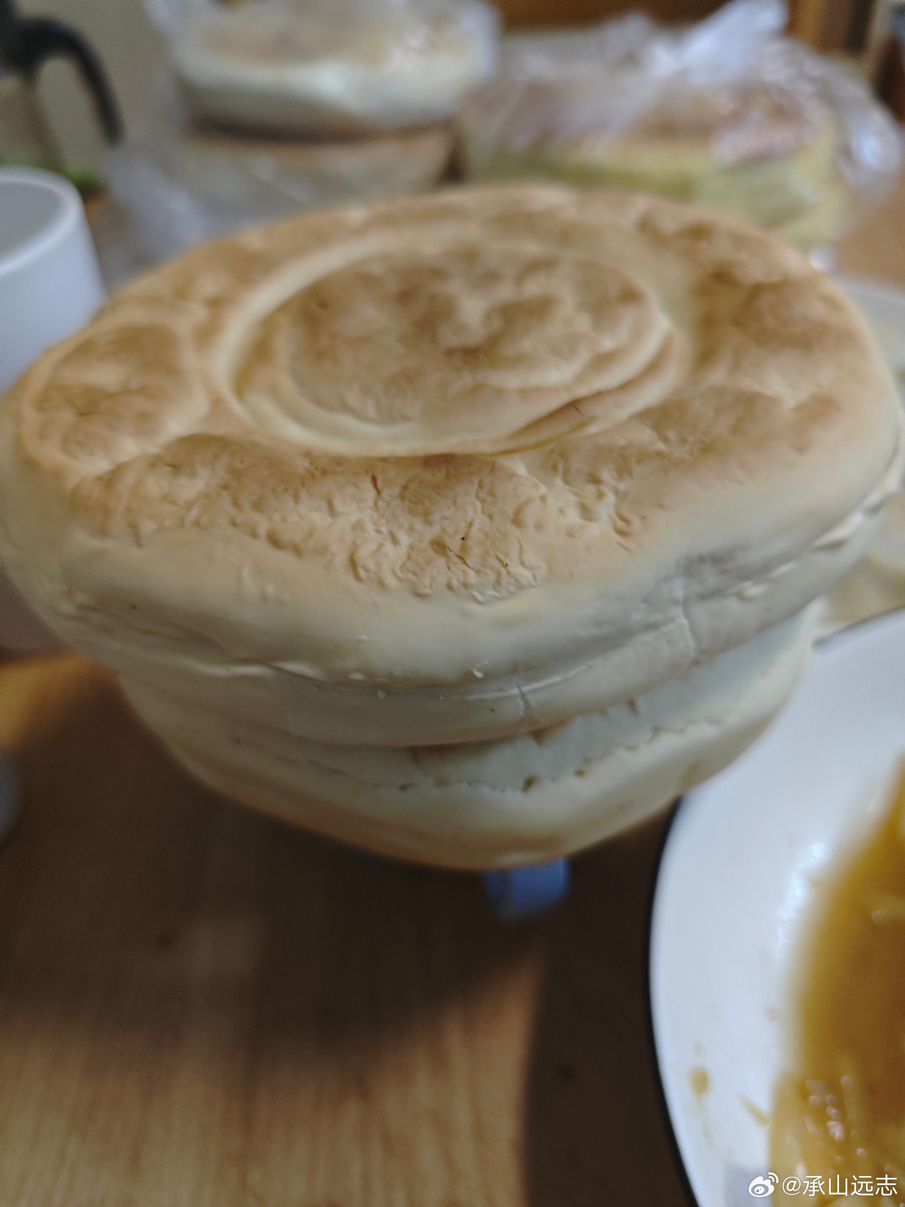老大从兰州带回来的馍馍，大概叫锅盔吧一看就好吃😋 