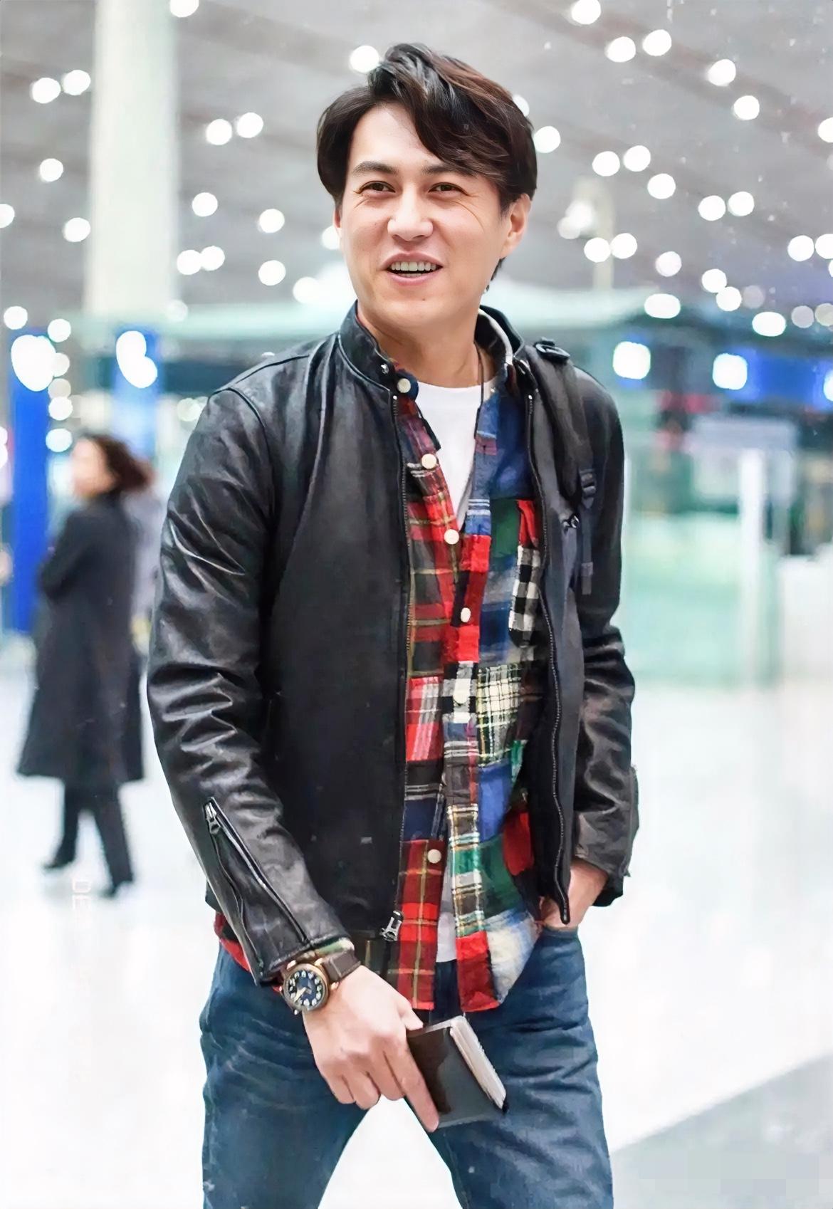 不查不知道，
一查才恍然大悟，
靳东的博士生导师郝戎原来是从他本科开始就带他的。