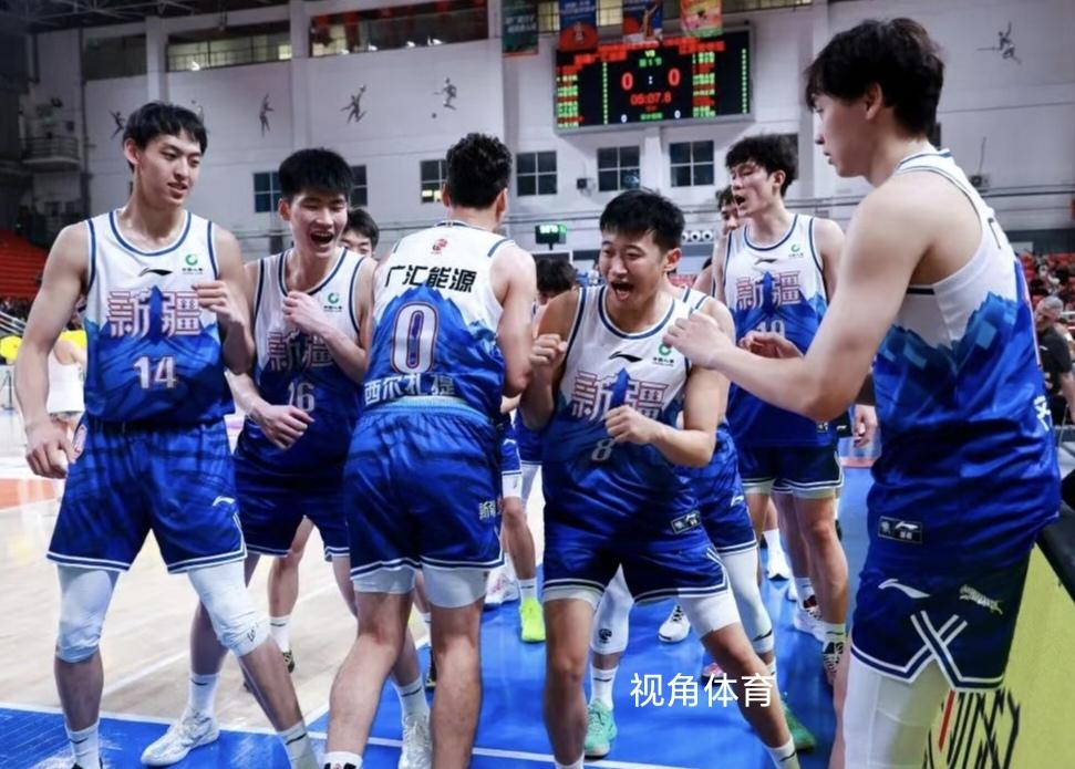 上赛季新疆飞虎14胜28负位列联赛第16，场均失误高达15.3次、三分命中率35