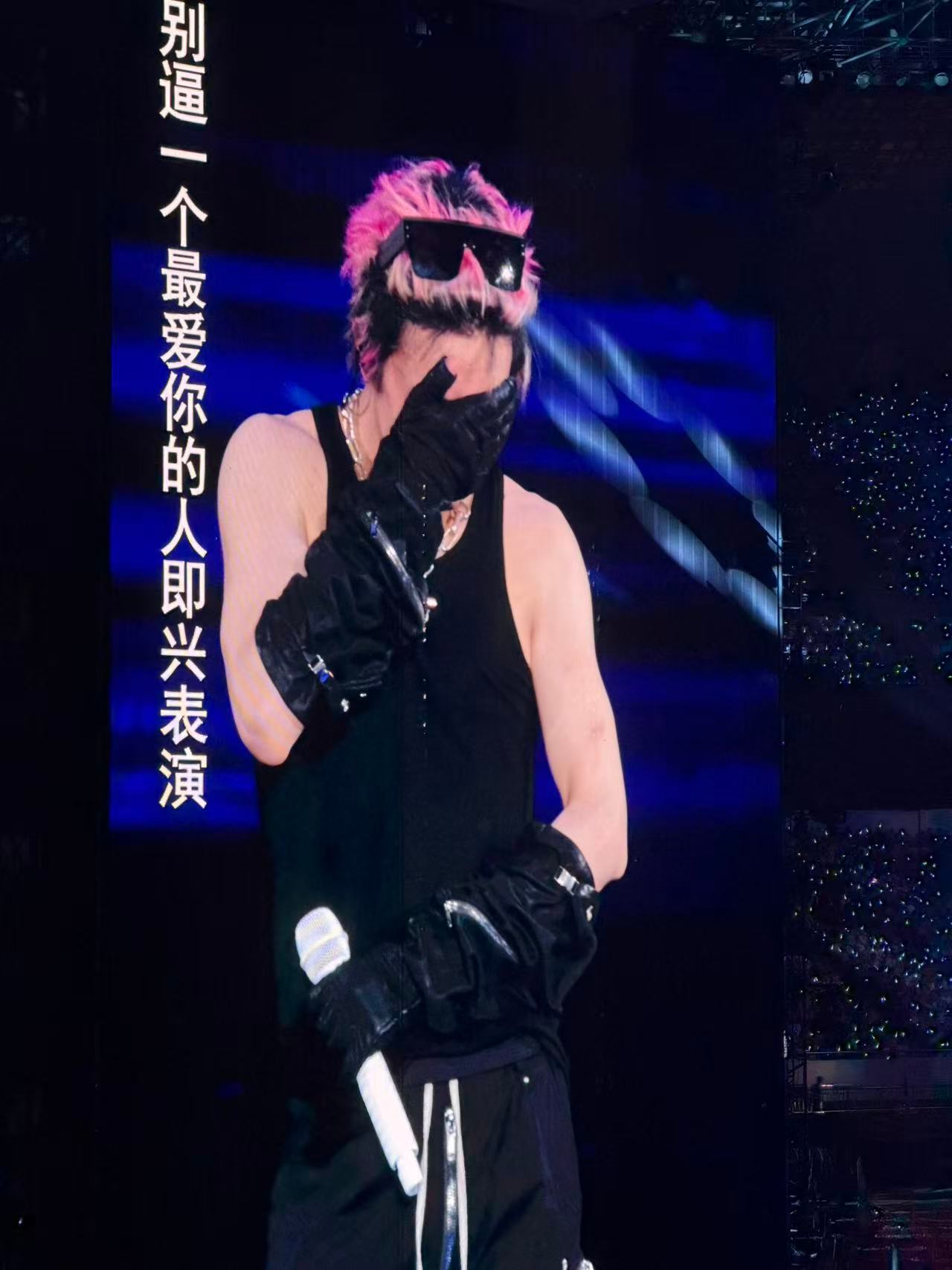 机车男戴的此墨镜是哪款呀 有没有老师辨认出来了 