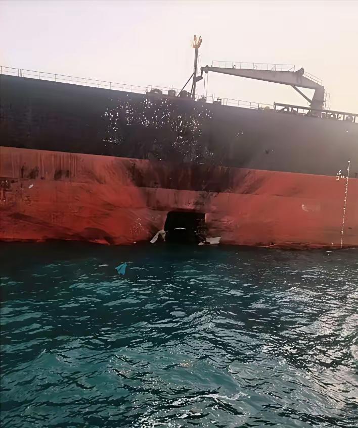 ​看到这样的油轮，国外的油船可能不敢再经过霍尔木兹海峡了，伊朗对经过霍尔木兹的海