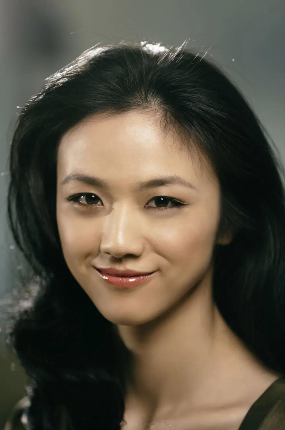 46岁汤唯现状！不离婚，独自抚养孩子，种花务农

汤唯这娱乐圈活法真绝了！当年被