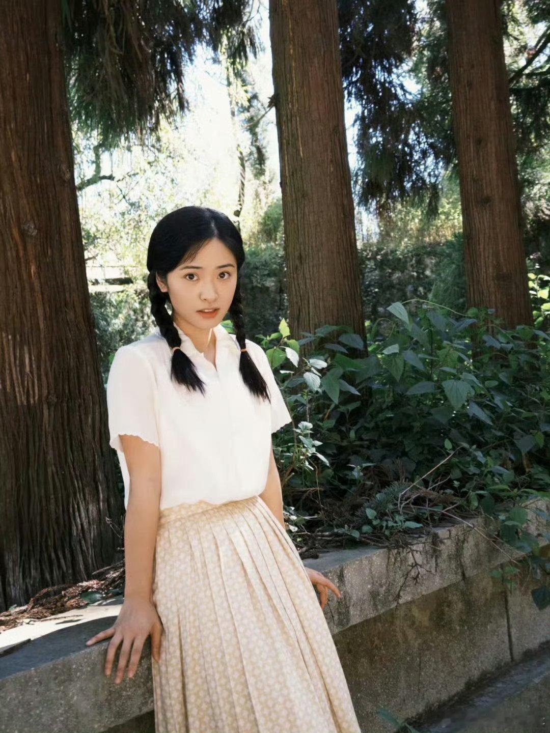 同款麻花辫造型，谁最有年代剧那个味儿？沈月vs张婧仪vs孙千vs卢昱晓 
