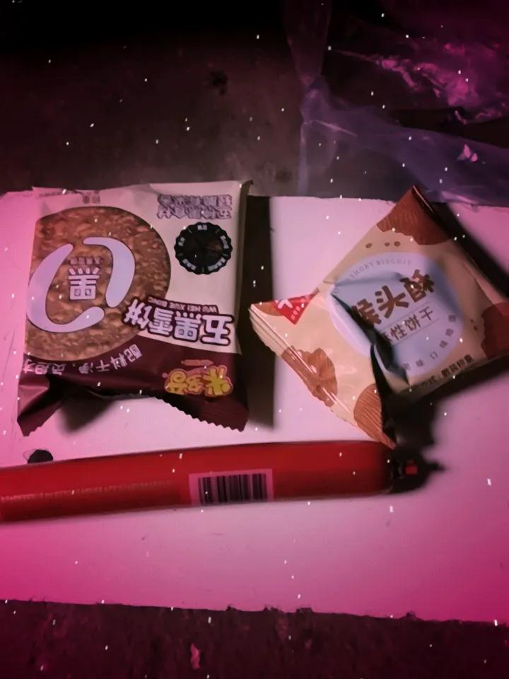 晒出你的本地生活今天施工全程停电了。没办法呀。液化气那么贵。吃几块儿饼干儿，一根