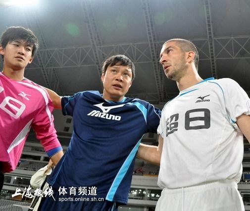 范大将军说“自己从来没有红色衣服”被球迷过度解读。
按字面解释，范大将军的话有很