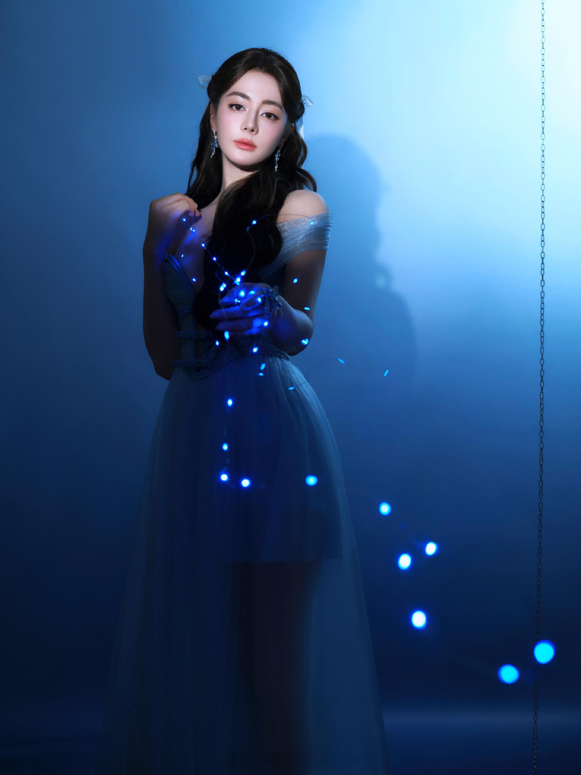 迪丽热巴深V开到腰了这个妆是谁画的…画的很好下次不要画了好吗 