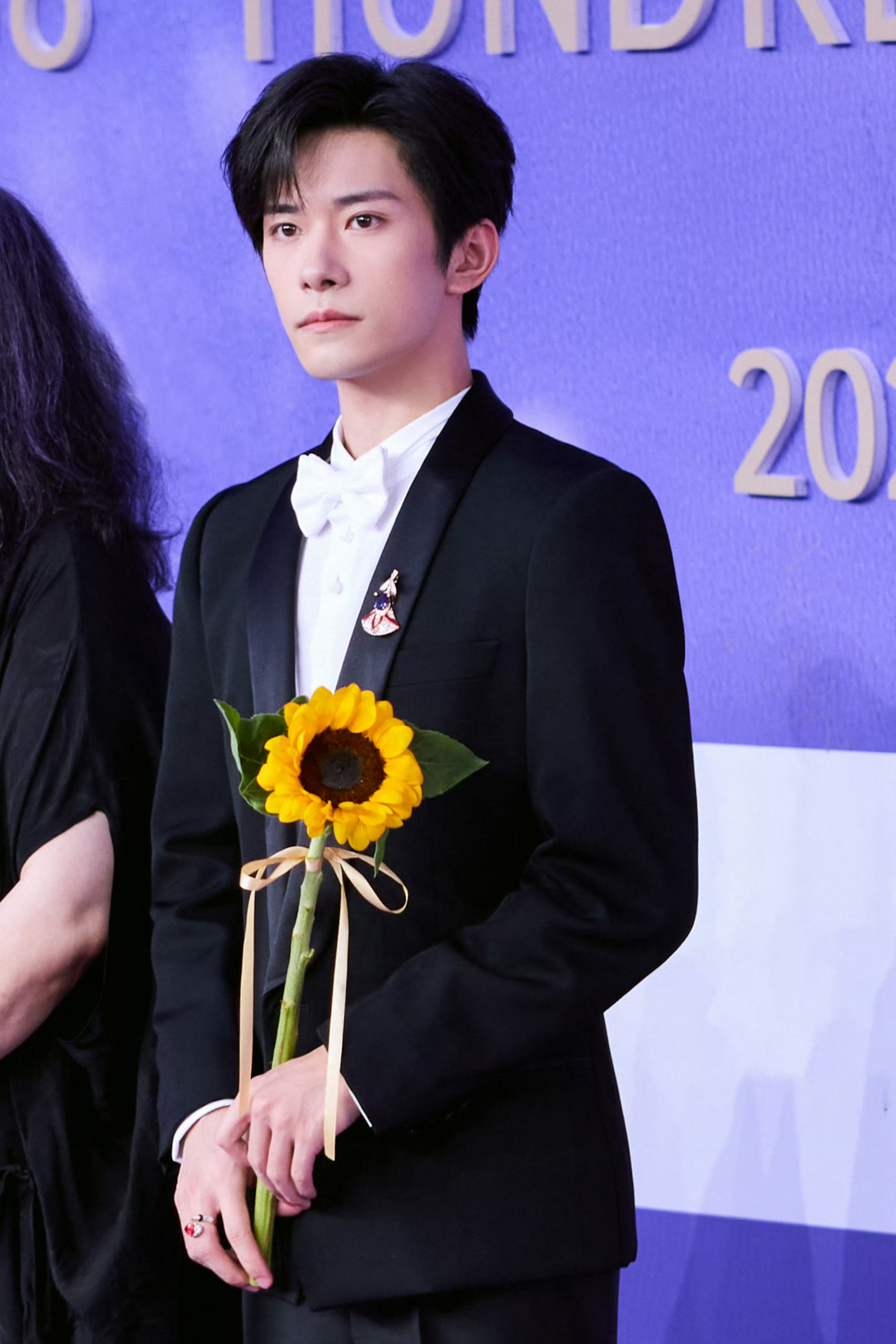 00后脑瘫男孩恭喜易烊千玺百花男主荧幕故事延续到现实，男孩真诚祝贺易烊千玺拿下百