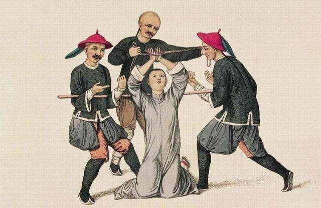 在古代中国，法律体系中有一种极为严厉的刑罚措施——“诛连九族”。这个制度的残酷程