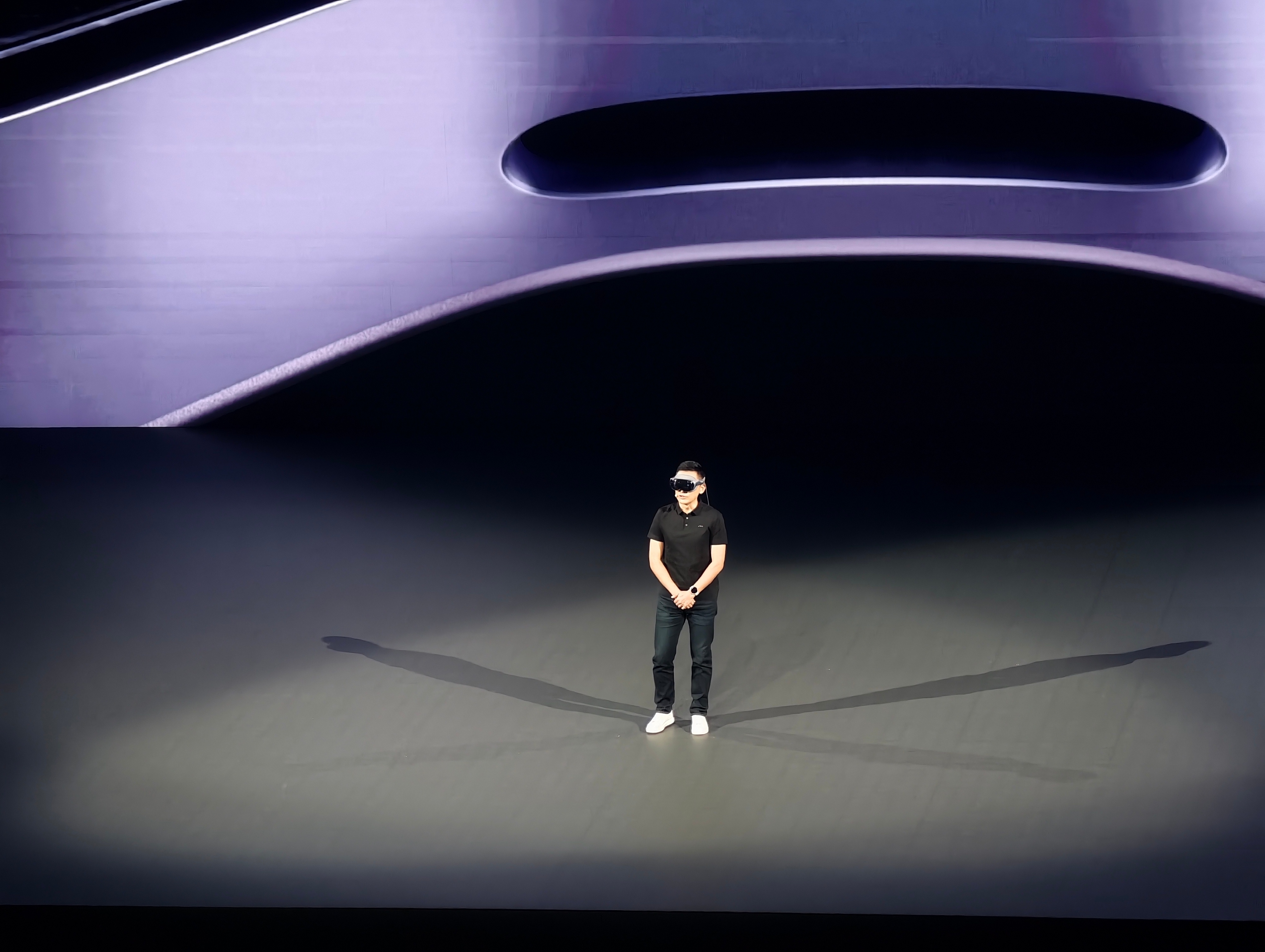 vivo Vision来了，产品经理人直接戴着头显走上发布会讲台，整个外观设计还
