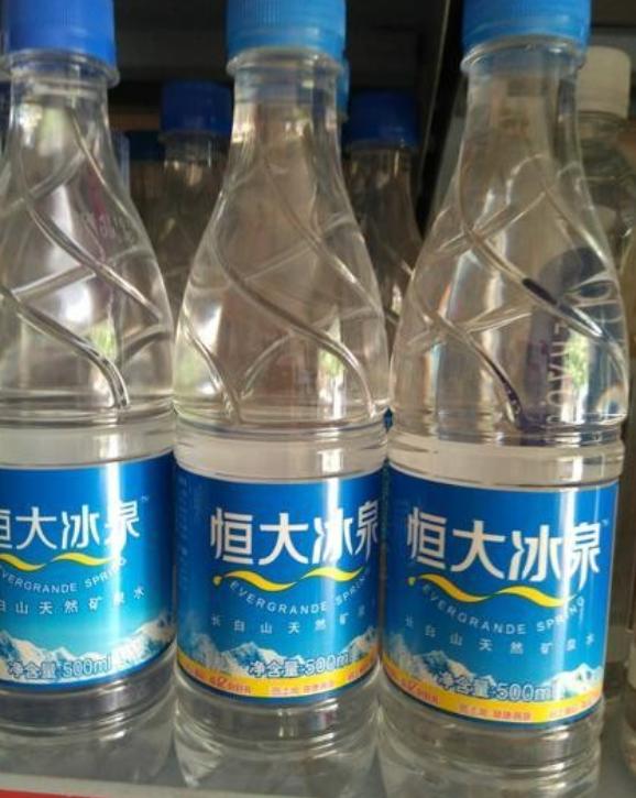 我以前看到恒大冰泉这个项目时，最大的疑问不是“水不好卖”，而是一个房地产巨头为什