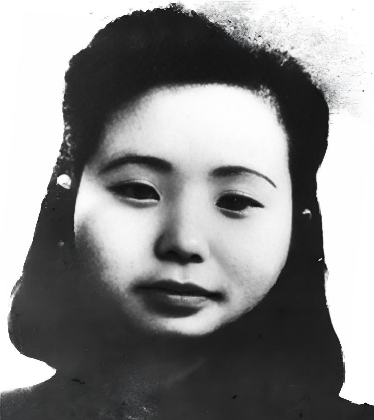 这位死里逃生的女子，是渣滓洞大屠杀的幸存者盛国玉，也是那场血色浩劫里，为数不多活