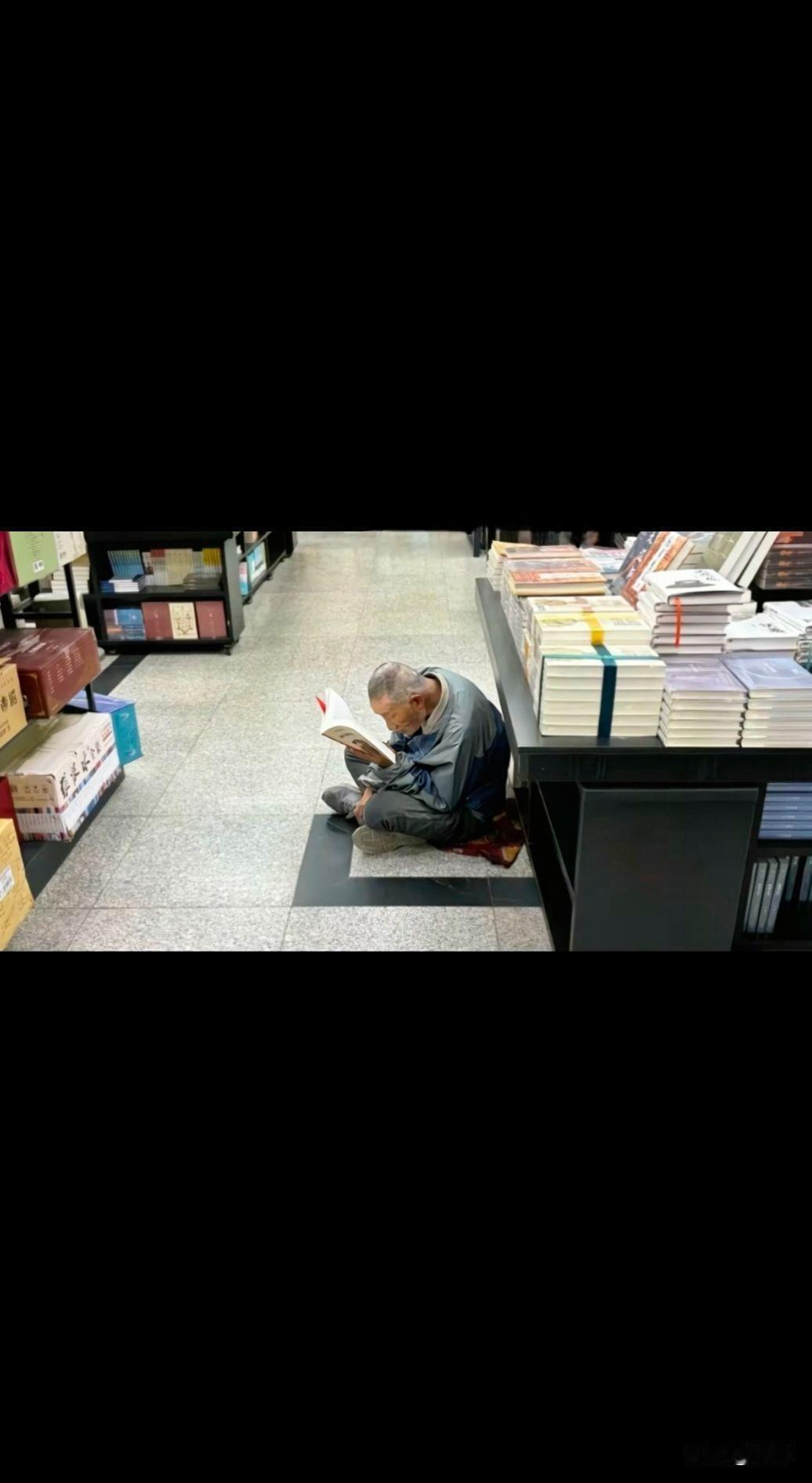 有市民对杭州图书馆接纳流浪者一事做了投诉，而杭图就给出了超出大众预想的公开答复的