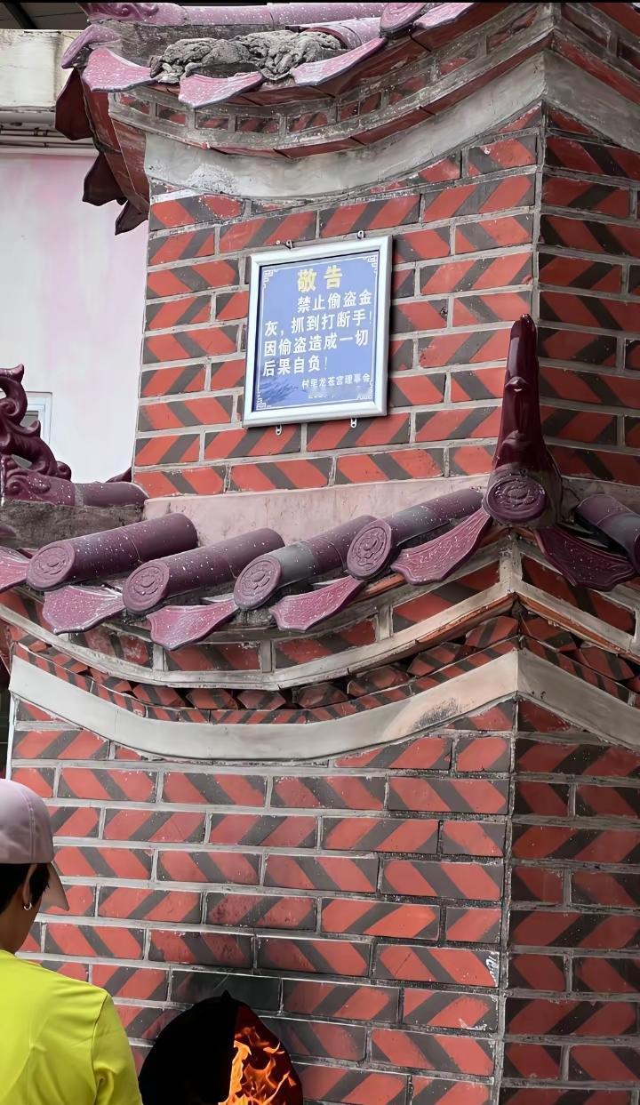 不知道是偷盗金灰违法程度厉害，还是打断手的违法程度更恶劣，感觉如果真的被抓到了，