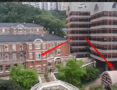 李嘉诚为亡妻建的港大庄月明楼，被叫“棺材楼”整整30年。电梯只上不下，喷泉像三炷