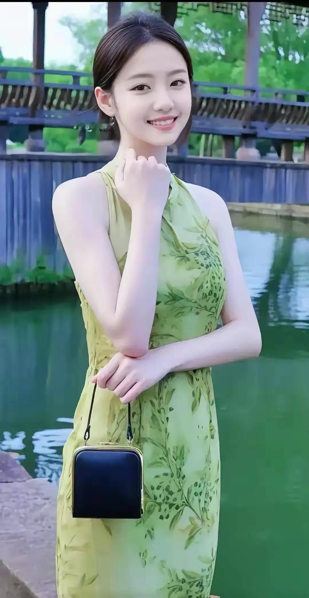 清新夏日穿搭，绿意盎然的美景中，优雅动人。🌿👗👜