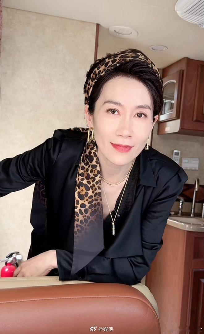 温峥嵘曾被认成俞飞鸿要签名温峥嵘被认成俞飞鸿还贴心帮忙签名，两位女神气质超像，幽