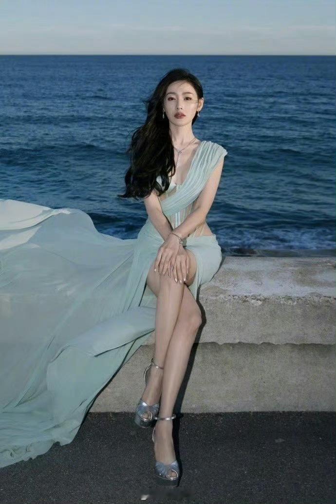 张天爱穿的衣服不算擦边吧？ ​​​