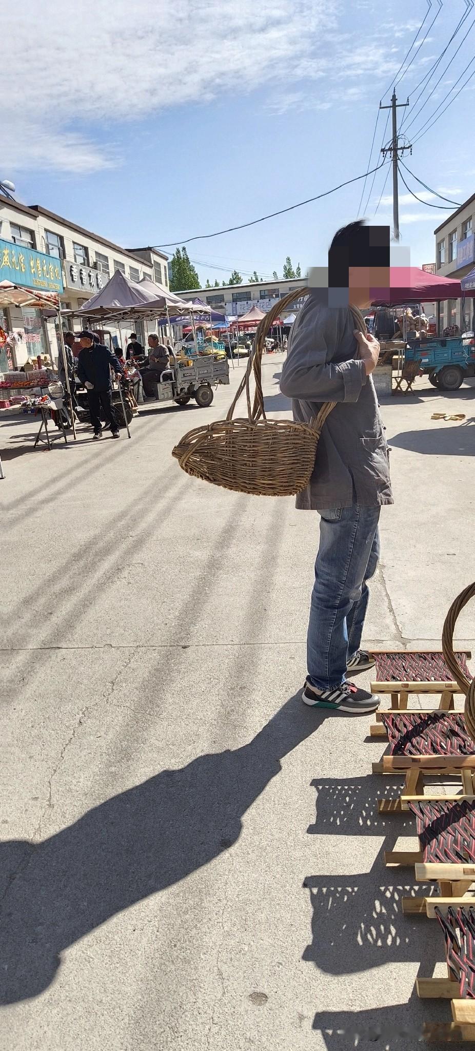 跟着傻男人又来赶大集了。
这一次男人在大集上没有乱买东西，但是他相中了这一个背筐