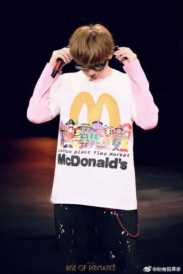 林俊杰给汪苏泷送花篮林俊杰低调为汪苏泷演唱会送上花篮，两位创作歌手的神仙友谊温柔