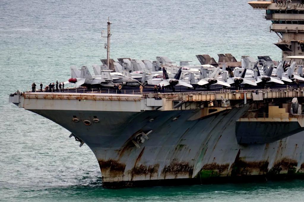 美国林肯号航母都锈成这样了？
9月2日，美国海军“亚伯拉罕·林肯”号航空母舰抵达